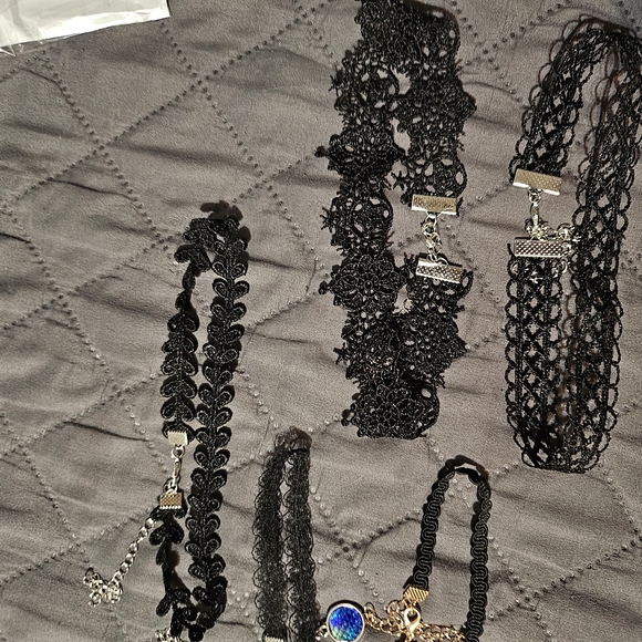 Black Lace Choker Necklace Set - Picture 4 of 5